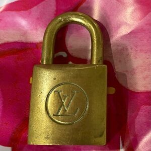 Louis Vuitton lock no key 218